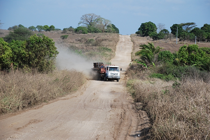 Schwerverkehr auf der Hauptroute nach Luanda, kurz nach N’Zeto