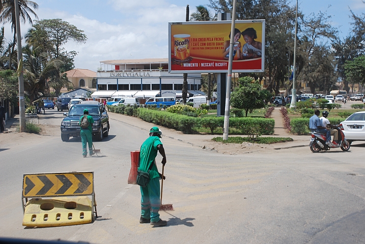 Auch in Luanda gibt’s Strassenwischer