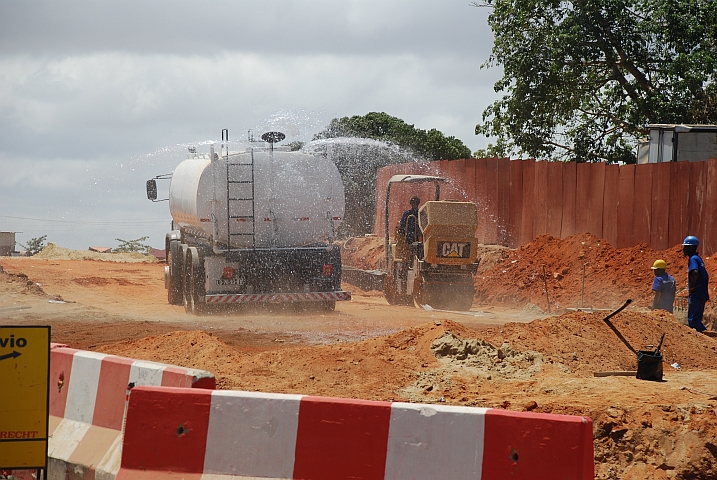 Baustelle in Talamona, dem boomenden südlichen Vorort von Luanda