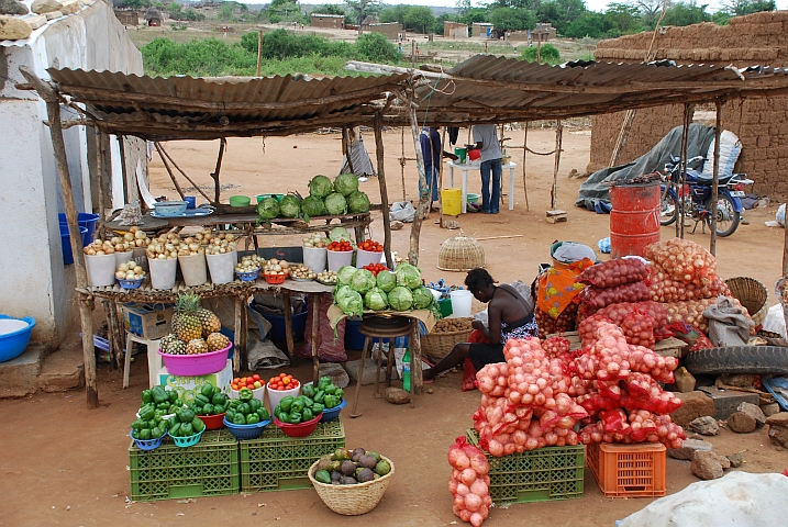 Gemüsemarktstand auf dem Weg nach Lobito