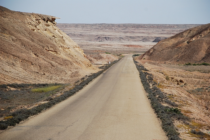 Alte portugiesische Teerstrasse durch die Reserva de Namibe zwischen Namibe und Tombua