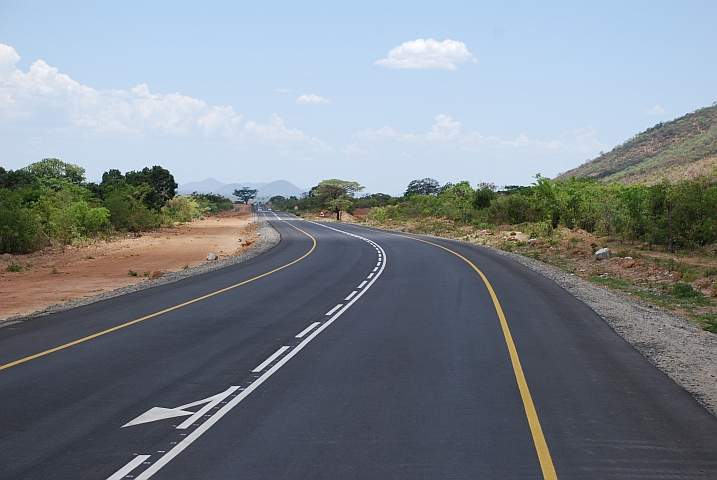 Schöne neue Teerstrasse südlich von Lubango...