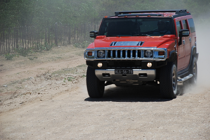 Einer der in Angola gar nicht so seltenen Hummer heizt über die Piste