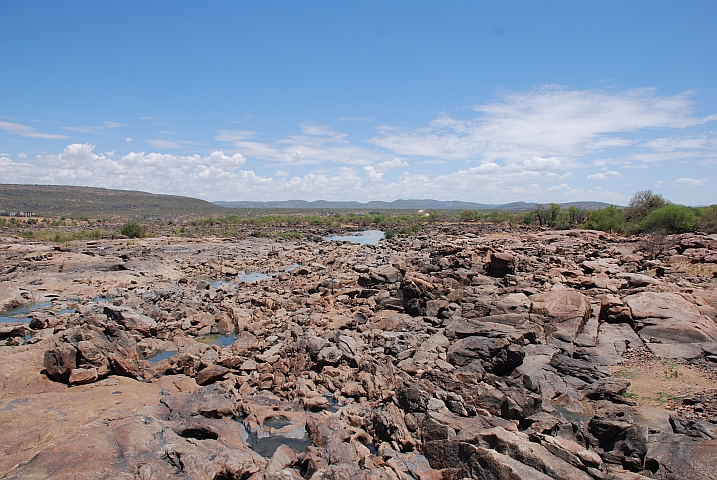 Der trockene Kunene-Fluss unterhalb des Stauwehrs von Ruacana an der Grenze nach Namibia