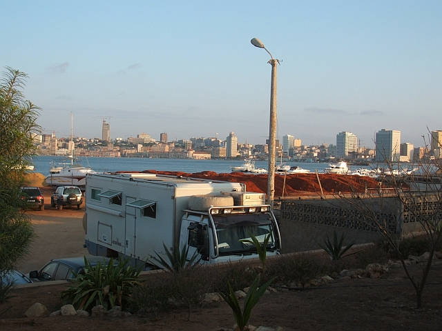 Obelix im Clube Naval de Luanda mit Skyline im Hintergrund