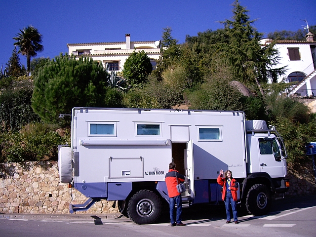 Thomas, Isabella und Obelix beim Abschied von Mariann und Fritz in Palamo, Spanien