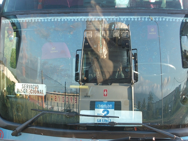 Obelix spiegelt sich in einer Reisebussscheibe