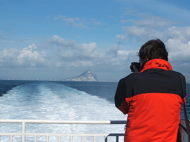 Thomas fotografiert den entschwindenden Felsen von Gibraltar