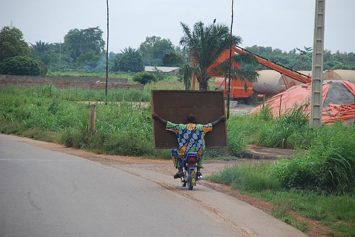In Benin laufen erste Erfolg versprechende Versuche mit GPS-gesteuerten Motorrädern...