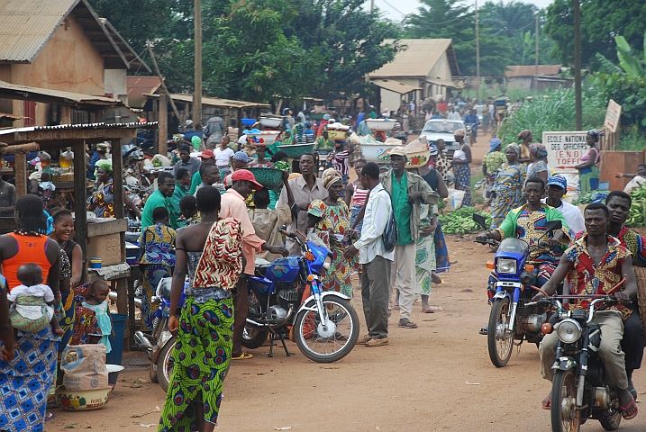 Strassenszene in Huègbo
