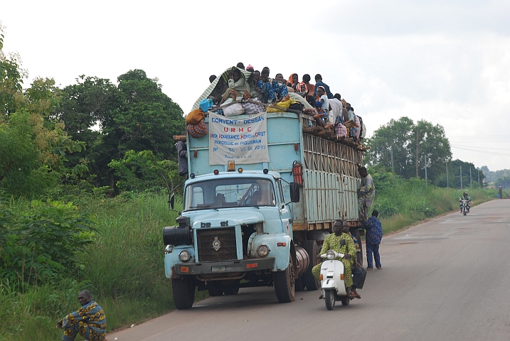 Allzwecktransportmittel in Benin, mit Personen beladener LKW