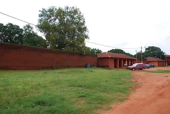 Mauer und Eingang zum Königspalast in Abomey