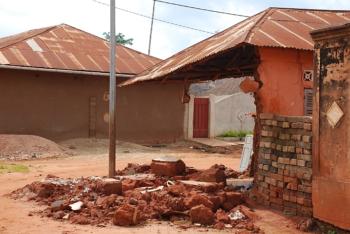 Strassenecke in Abomey, dieses Haus hat nicht nur eine Wand zu wenig