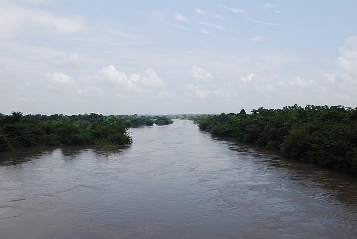 Die Flüsse, hier der Oueme, führen während der Regenzeit viel Wasser
