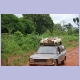 Afrikanischer Frischfleischtransport, mehrere Geissen liegen festgeschnallt auf einem Autodach