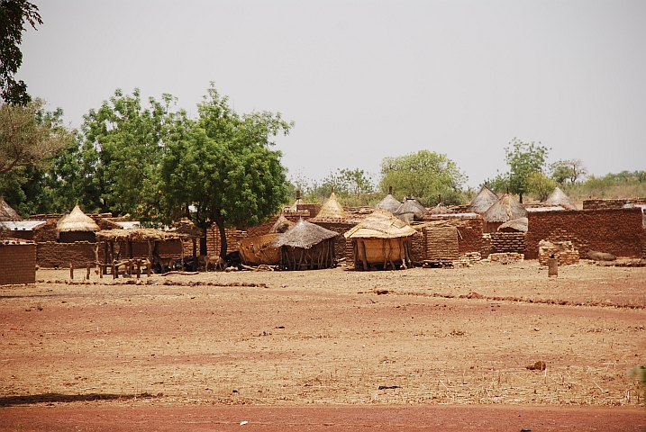 Dorf mit typischen Speichern zwischen Ouahiguya und Ouagadougou
