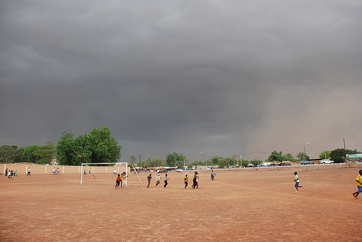 Trotz drohendem Gewitter wird auf dem Fussballplatz noch munter weiter trainiert