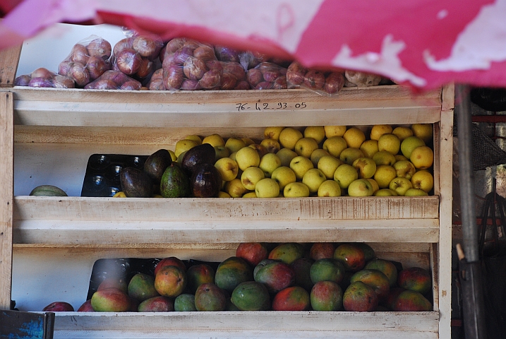 Früchteverkaufsstand vor dem Marina Supermarkt in Bobo-Dioulasso