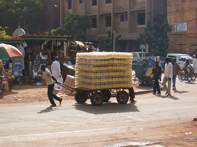 Ouagadougou: Tonic ist inzwischen schon unser Lieblingssoftdrink, aber ein Palett voll haben wir nicht bestellt...