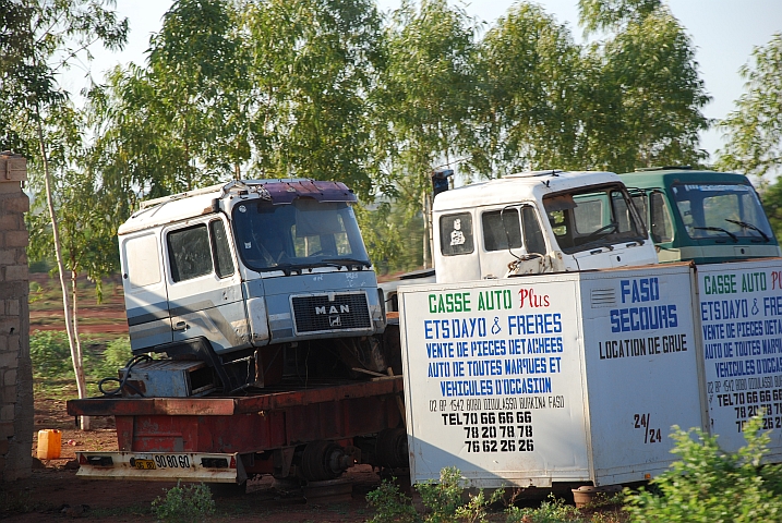 Lastwagen-Ersatzteilhandel bei Bobo-Dioulasso