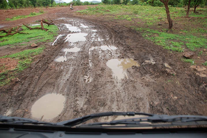 Glitschige Schlammpassage auf dem Weg nach Ghana