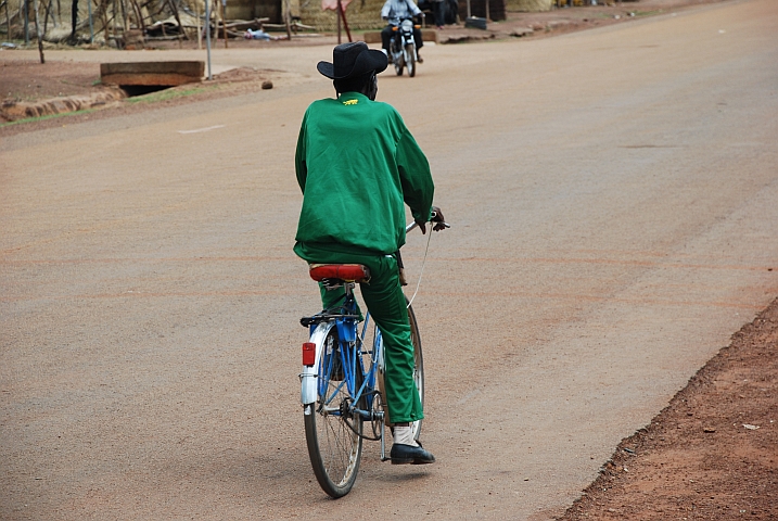 Cooler Velofahrer in Diébougou