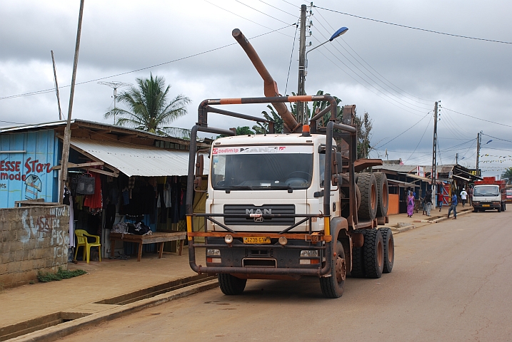Ein leerer Holztransporter, “Grumier“ genannt, in Mitzic in Nordgabun