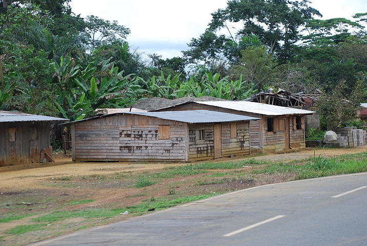 Typische Holzhäuser in den Dörfern entlang der Strasse im Norden Gabuns
