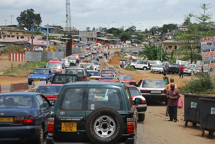 Verkehr auf der Umfahrungstrasse in Libreville