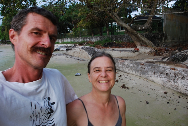 Thomas und Isabella beim Strandspaziergang am Cap Esterias