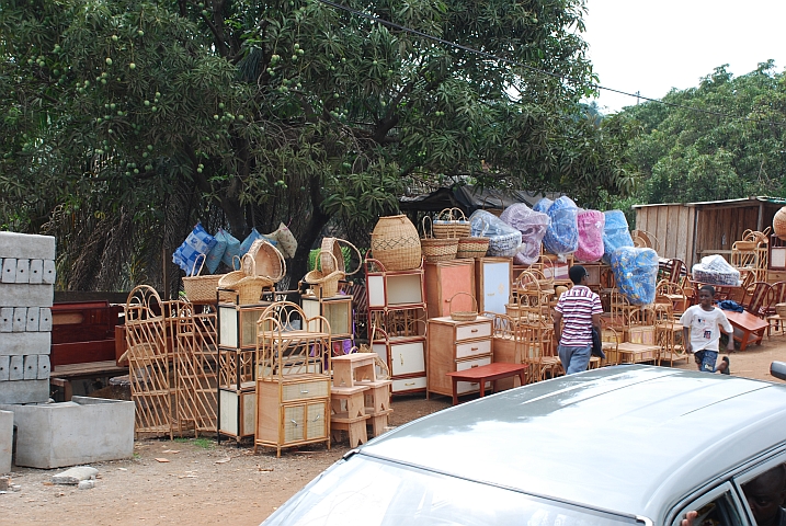 Freiluft-Möbelladen in Libreville