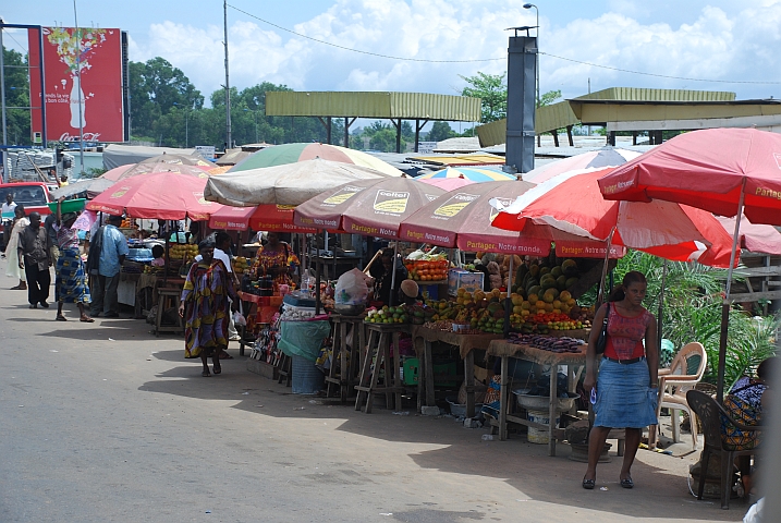 In Libreville gibt es eine grosse, aber teure Auswahl an Früchten und Gemüsen