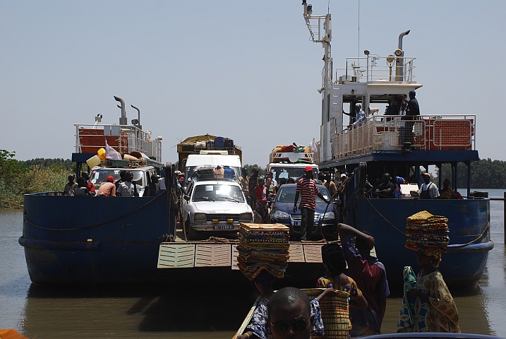 Die Fähre über den Gambia-Fluss bei Farafenni