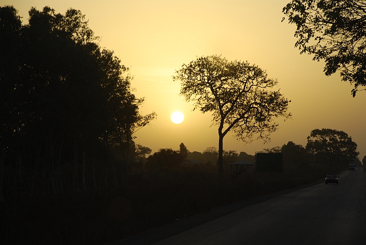 Abendstimmung auf dem Weg nach Banjul