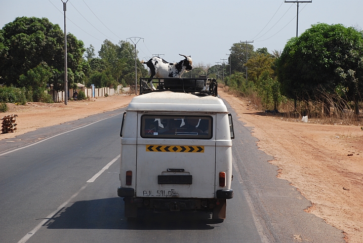 Taxi auf dem Weg nach Brikama