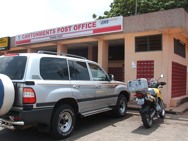 Asterix vor dem Cantonments Post Office in Accra