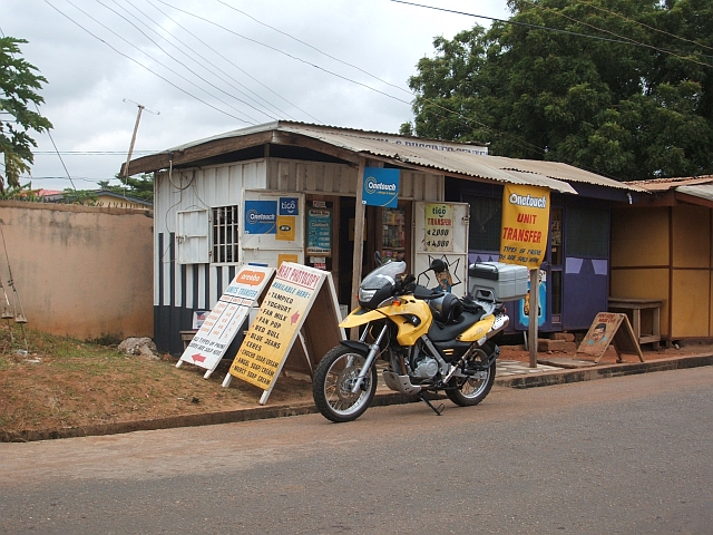 Asterix vor “unserem Kopierladen“ bei der nigerianischen Botschaft in Accra