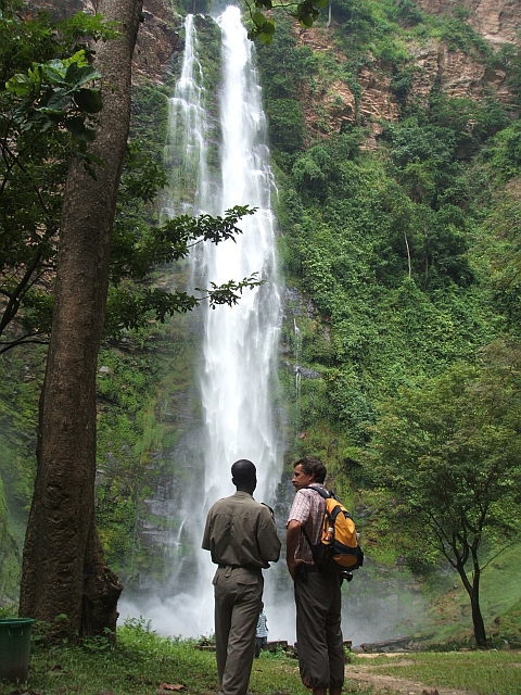 Thomas und der Guide Francis am Wli Wasserfall