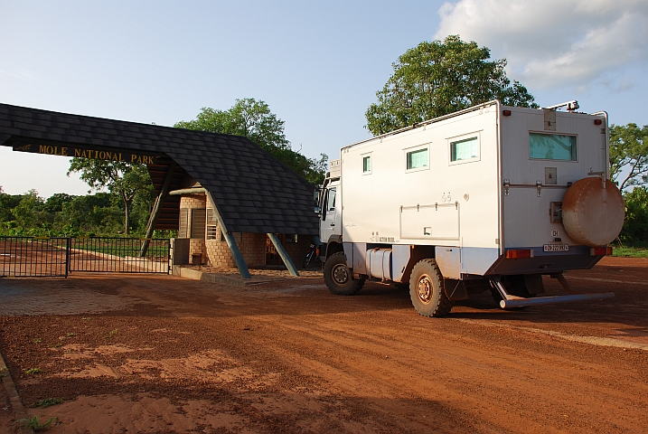 Obelix am Eingangstor zum Mole Nationalpark