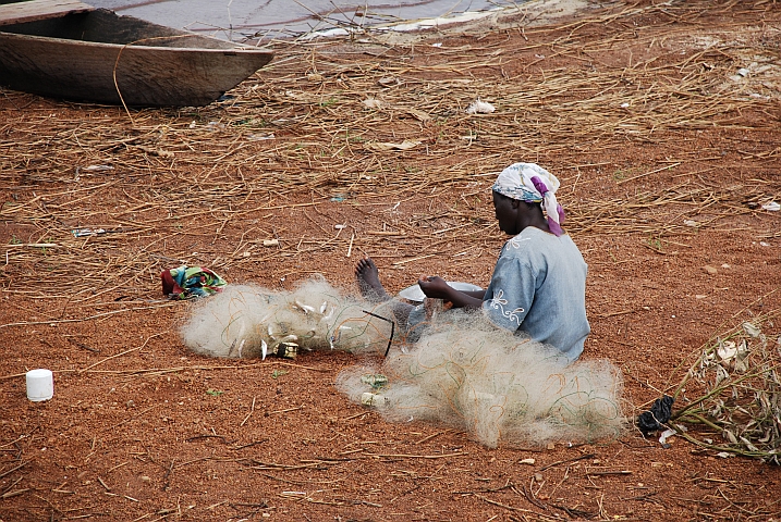 Fischerin am Ufer des Voltasees bei Makongo