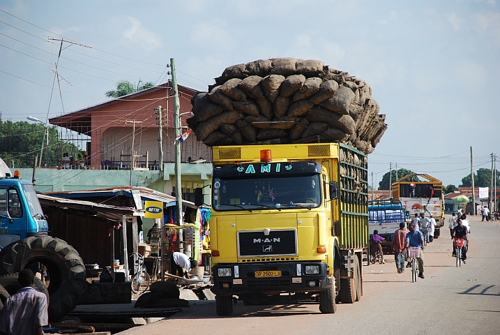 Gut geladener Lastwagen in Atebubu