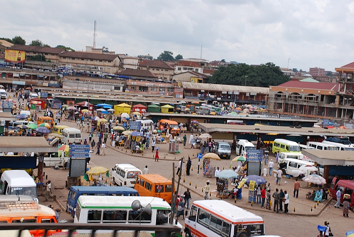 Ein Busbahnof, genannt Lorry Station, in Kumasi