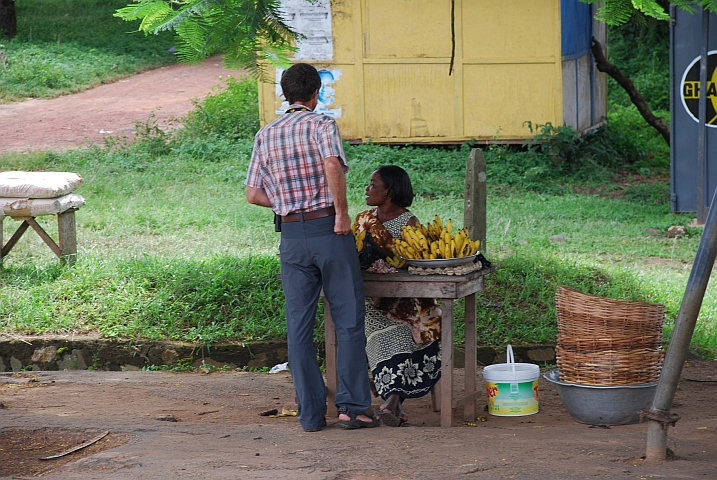 Thomas kauft Bananen in Agona Junction