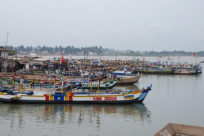 Der Hafen von Elmina mit vielen bunten Pirogen