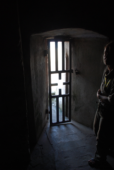 Isabella im Sklavenkeller vor dem “Ausgang ohne Wiederkehr“