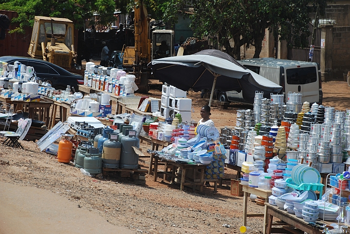 Freiluft-Haushaltwarengeschäft in Accra