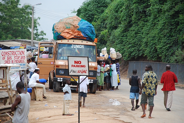 Strassenszene in Akosombo