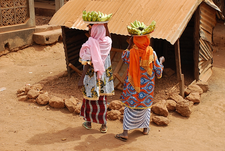 Farbig gewandete Marktfrauen in einem Dorf zwischen Koundara und Labé