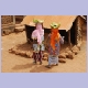 Farbig gewandete Marktfrauen in einem Dorf zwischen Koundara und Labé