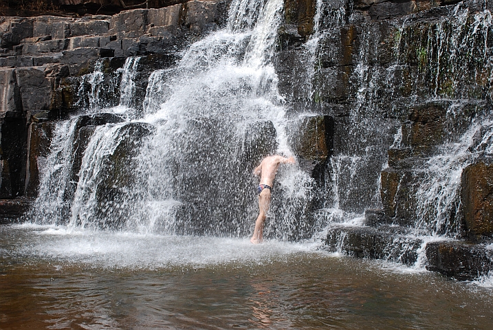Thomas nimmt eine erfrischende Dusche unmittelbar oberhalb des Chutes de la Sala